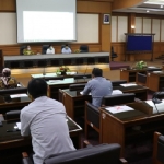 Suasana rapat evaluasi realokasi dan refocusing APBD Gresik 2020 untuk dampak pandemi COVID-19, Jumat (15/5). foto: SYUHUD/ BANGSAONLINE