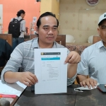 Kuasa Hukum MPM Finance Cabang Kediri, M Akson Nul Huda (tengah), didampingi Supervisor MPM Finance Cabang Kediri, Hari Mugi Santoso (kanan), dan Collection MPM Finance Cabang Kediri, Deni. Foto: MUJI HARJITA/ BANGSAONLINE