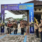 Kantor Imigrasi Kelas II Non TPI Blitar membuka layanan Drive Thru SIGAP (Sistem Gampang Ambil Paspor).
