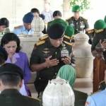 Panglima TNI Jenderal Gatot Nurmantyo saat berziarah di makam Bung Karno.