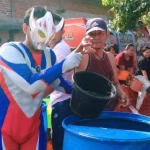 Cuti perang lawan monster, Ultraman pilih salurkan bantuan air bersih di Kecamatan Kembangbahu, Lamongan.