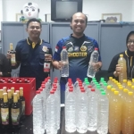 Danny Yudi Satriawan menunjukkan botol miras yang berhasil disita.