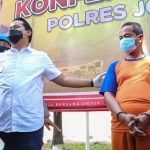 Tersangka S saat dirilis di Mapolres Jombang.