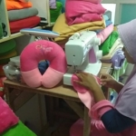 Istri Yulianto saat membantu membuat bantal leher. Foto: Kominfo.