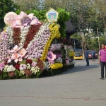 Mobil-mobil hias saat meramaikan karnaval. Foto: SYUHUD A/BANGSAONLINE