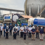 Gubernur Khofifah dan Dirut PG Dwi Satriyo Annurogo bersama para perwakilan perusahan Satgas BUMN Jatim saat penyerahan oksigen cair di areal pabrik oksigen Petrokimia. foto: SYUHUD/ BANGSAONLINE