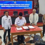 Wali Kota Blitar, Santoso, saat menandatangani MoU dengan manajemen Arema FC soal penggunaan Stadion Soepriadi.