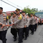 Kapolres Ngawi bersama jajaran saat menarik bus sebagai simbolis pelepasan Wisuda Purna Bhakti, Jumat (23/12/2022)