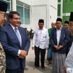 Dr Alwi Shihab mendengarkan penjelasan Dr KH Asep Saifudin Chalim tentang pendirian dan perkembangan Pondok Pesantren Amanatul Ummah Pacet Mojokerto Jawa Timur. foto: istimewa/ BANGSAONLINE.COM