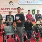 Kepala Bapenda Jatim saat memberikan bantuan berupa kursi roda dalam bakti sosial.