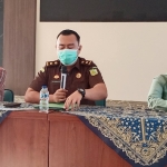 Pasintel Kejari Gresik Deni Niswansyah (tengah) saat memberikan keterangan pers di Gedung Kejari Gresik. foto: SYUHUD/BANGSAONLINE