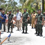 Dispen TMMD dari Angkatan Darat Kolonel Inf Paiman saat meninjau pengerjaan fisik berupa pengecoran jalan di Dusun Krajan, Desa Kedungsalam. 