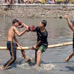 Warga Dusun Karanggayam, Kelurahan Pucang antusias ikuti lomba gepuk bantal diatas Kali Pucang. 