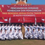 Seusai acara, Ning Ita foto bareng dengan regu Paskibraka Kota Mojokerto.