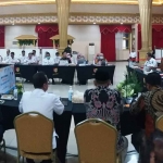 Suasana monitoring dan evaluasi di Pendopo Wahyawibawagraha, Jember.