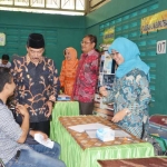 BERI MOTIVASI: Wabup Sidoarjo berbincang dengan pelamar kerja di Bursa Kerja Terbuka (BKT) Disnaker Sidoarjo, Kamis (12/10). foto: Kominfo SDA