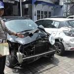 Inilah kondisi dua mobil yang terlibat dalam kecelakaan beruntun di Kota Malang. foto: iwan irawan/ BANGSAONLINE