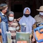 Bupati Pamekasan H. Baddrut Tamam (kiri) saat menyapa korban terdampak angin kencang di Kecamatan Pademawu. 