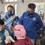 Ketua Satgas Vaksinasi DPW Partai Nasdem Jatim Suhandoyo (kanan) dan Ketua DPD Partai Nasdem Kabupaten Kediri H. Lutfi Mahmudiono saat meninjau pelaksanaan vaksinasi dosis pertama di Balai Desa Sumberagung, Kecamatan Wates. (foto: MUJI HARJITA/ BANGSAONLINE)