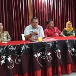 Kepala Bulog Divre Surabaya Utara Cecep Pandji Nandia, didampingi Wakilnya Erly dan Kabag Kesra Pemkab Gresik Khusaini dan Kabag Humas Suyono saat memberikan keterangan terkait penyaluran raskin. foto: SYUHUD/ BANGSAONLINE