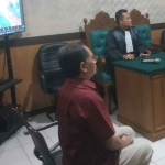 Gunawan Tjoa saat mengikuti persidangan di PN Sidoarjo.