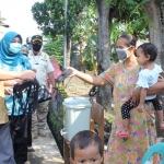 Bupati Pungkasiadi menyapa dan memberikan bantuan kepada warga Jatirejo. 