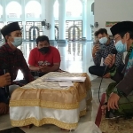 Dua muallaf: Agus Subari dan Ronald Kristianto Tomasoa saat dibimbing mengikrarkan dua kalimat syahadat oleh Dr KH Muhammad Sujak. foto: MMA/ BANGSAONLINE.com