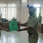 Penyerahan SK Evaluasi APB Desa langsung oleh Bupati Madiun Ahmad Dawami kepada perwakilan kepala desa.