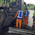 Kondisi truk dan sarana tol usai kecelakaan.