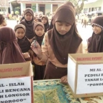 Siswa MI Al Islah saat melakukan penggalangan dana untuk korban tanah longsor di Ponorogo. foto: AKINA/ BANGSAONLINE