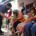 Bupati Kediri, Hanindhito Himawan Pramana, saat menyapa warganya. Foto: Ist