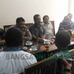 Pertemuan antara Dishub, Satlantas, Organda dan perwakilan sopir taksi di RM Joglo Jl. Ijen Malang, Sabtu (19/02) kemarin. foto: BANGSAONLINE