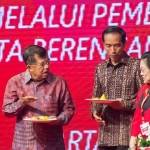 Ketum PDIP Megawati Soekarnoputri berbincang dengan Wapres JK dan Presiden Jokowi usai memotong tumpeng tanda dibukanya Rakernas I PDIP, di JI Expo, Kemayoran, Jakarta, Minggu (10/1). foto: antara