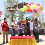 Wabup Gresik, Aminatun Habibah, didampingi Wakil Ketua DPRD, Mujid Ridwan, Kepala DPMD, Abu Hasan, dan Kades Laban Hayus, saat launching Laban Central Park. Foto: SYUHUD/BANGSAONLINE.com