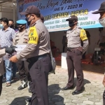 
Kapolres Kediri Kota AKBP Miko Indrayana saat menyerahkan secara simbolis daging kurban kepada Bhabinkamtibmas untuk selanjutnya dibagikan kepada warga dari pintu ke pintu.