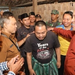 Bupati Sampang, Slamet Junaidi, saat melepas Zaini dari pemasungan beberapa waktu lalu. Foto: Prokopim Pemkab Sampang.