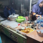 Penjual nasi boran di pinggir jalan Kota Lamongan Jawa Timur. Foto: bangsaonnline