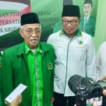 Ketua PPP Gresik Ahmad Nadir (dua dari kanan) bersama pengurus memberikan keterangan pers usai tasyakuran Harlah ke-47. foto: SYUHUD/ BANGSAONLINE