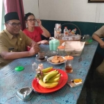 Ketua DPD Golkar Kota Malang Sofyan Edi J saat berbincang dengan salah satu pejabat ULP Saleh Wijaya di warung lingkungan Pemkot Malang, Selasa (03/09). foto: IWAN IRAWAN/ BANGSAONLINE