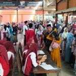 Jamaah pengajian Wisata Kampung Coklat Blitar saat menerima THR.