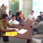 Petugas Satpol PP Sampang saat mendata pelajar yang kedapatan bolos.