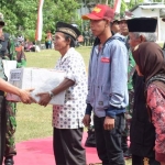 Danrem 081/DSJ Kolonel Inf Masduki saat memberikan bantuan secara simbolis.