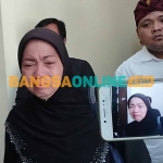 Zainam, ibu korban saat memberikan keterangan setelah keluar dari ruang Sat Intelkam Polres Sampang. Foto: MUTAMMIM/BANGSAONLINE