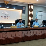 Dari kiri - Teguh (Bendahara PWI Jatim), Ainur Rohim (Ketua PWI Jatim), Mahmud Suhermono (Wakil Ketua PWI Jatim) dan Mega Wulandari (Ketua PWI Kediri Periode 2017-2021). foto: Muji Harjita/ BANGSAONLINE.com.