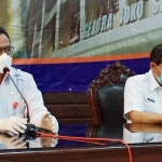 Wabup Moh. Qosim didampingi Pj. Sekda Nadlif saat memberikan keterangan pers terkait perkembangan kasus Covid-19 di lingkungan ASN Pemkab Gresik, Jumat (26/6). foto: SYUHUD/ BANGSAONLINE