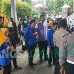 Para mahasiswa saat  tiba di pelataran gedung DPRD Trenggalek. foto: HERMAN SUBAGYO/ BANGSAONLINE