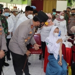 Kapolda Jawa Timur Irjen Pol. Nico Afinta bersama Bupati Gresik Fandi Akhmad Yani (Gus Yani), Kapolres Gresik AKBP Arief Fitrianto, dan Dandim 0817/Gresik Letkol Inf. Taufik Ismail meninjau vaksinasi di SMA Negeri 1 Gresik, Rabu (1/9/2021). (foto: SYUHUD/BANGSAONLINE)