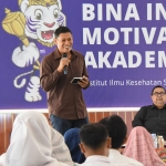 Wali Kota Kediri Abdullah Abu Bakar saat menjadi narasumber pada Bina Inspirasi Motivasi Akademik (BIMA) di IIK Strada Kediri, Sabtu (23/9/2023).