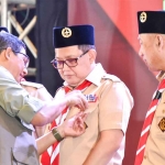 Pj Gubernur Jatim, Adhy Karyono, saat menerima pin emas dari BNPB.