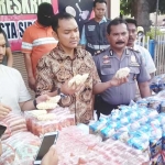 Kasat Reskrim Polresta Sidoarjo Kompol M Haris menunjukkan mie siap edar. 